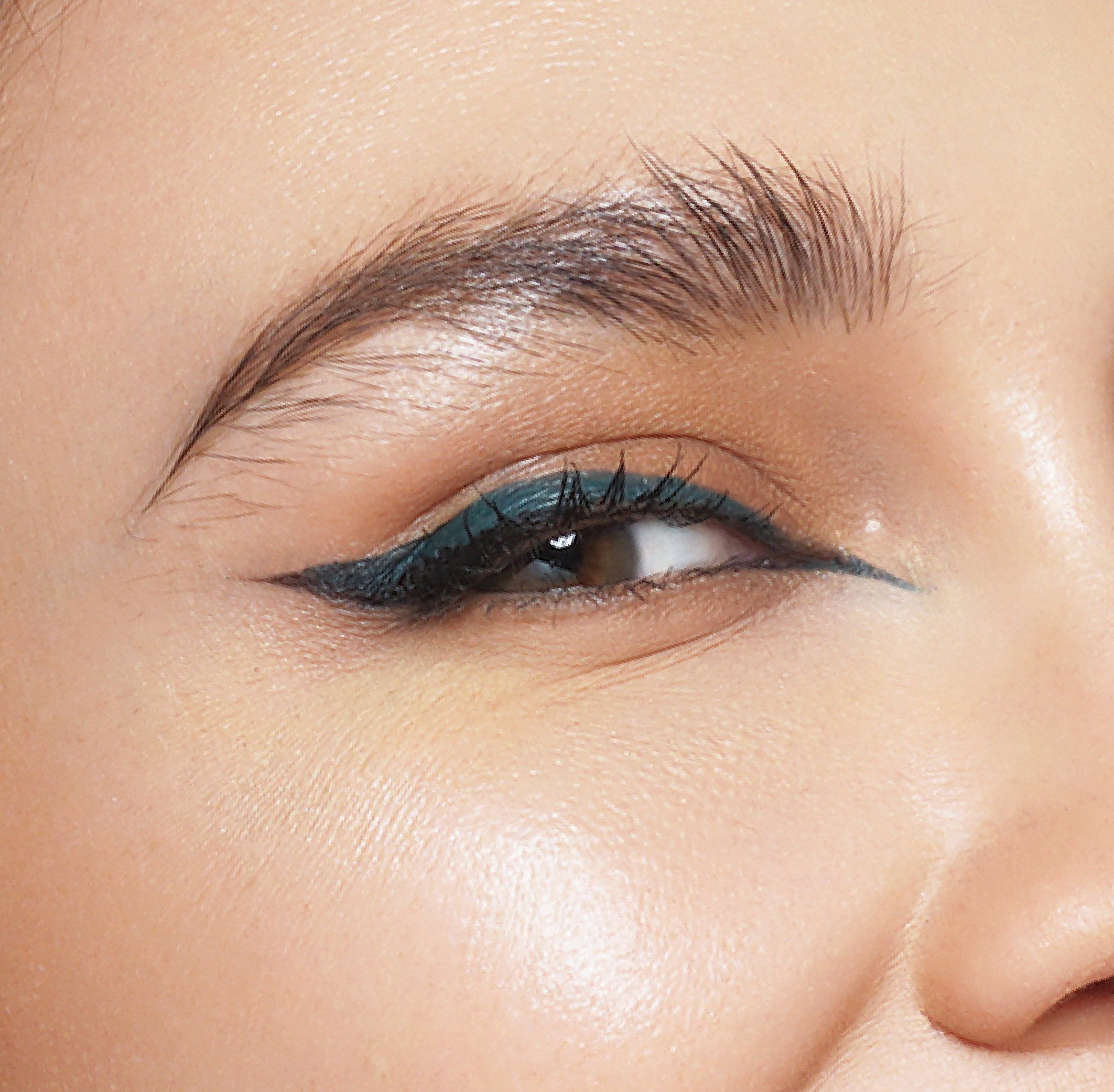Eyeliner Warna Ujung Miring