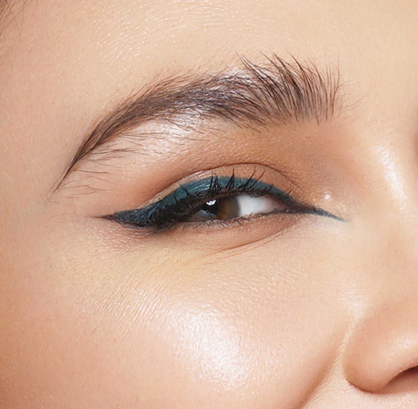 Eyeliner Warna Ujung Miring